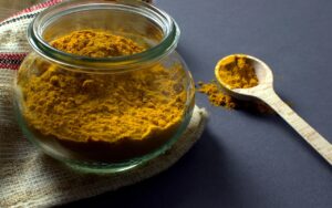 Bere acqua con curcuma ogni mattina: gli effetti su infiammazione e peso