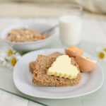 Colazione sana con avena, frutta fresca e noci per abbassare il colesterolo alto dopo i 50.