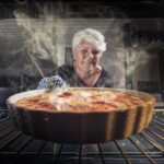 Donna che pulisce un forno con un rimedio naturale, seguendo il trucco della nonna.