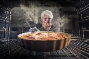Come pulire il forno: il trucco della nonna è sorprendente