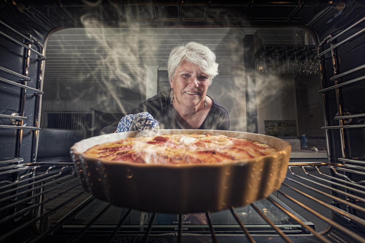 Donna che pulisce un forno con un rimedio naturale, seguendo il trucco della nonna.
