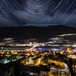 Aurora boreale visibile nel cielo notturno, con colori vivaci sopra un paesaggio innevato.