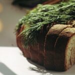 Pane conservato in due sacchetti, metodo efficace per prevenire la muffa d'estate per una settimana.