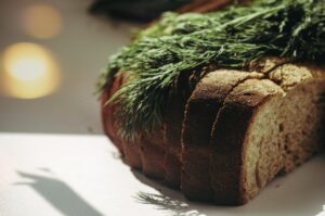 Pane conservato in due sacchetti, metodo efficace per prevenire la muffa d'estate per una settimana.