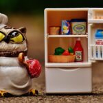 Yogurt aperto nel frigo con etichetta che indica la data di scadenza.