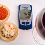 Immagine di cibi salutari per abbassare il colesterolo, come frutta, verdura e cereali integrali.