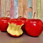 Mele fresche su un tavolo, simbolo della salute e della dieta quotidiana.