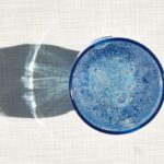 Immagine che illustra i benefici dell'idratazione sulla salute metabolica e il controllo di glicemia e colesterolo.