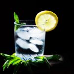 Un bicchiere d'acqua fredda su un tavolo, simbolo di discussione sulla digestione dopo i pasti.