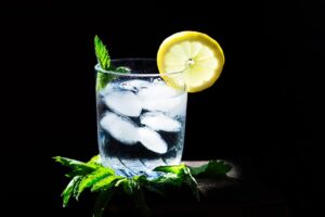 Bere acqua fredda dopo i pasti: cosa succede davvero alla digestione