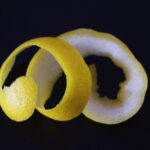 Limone fresco con buccia, simbolo dei benefici e delle conseguenze del suo consumo.