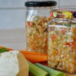 Scodella colorata con avanzi di cibo freschi, simbolo di creatività in cucina e riduzione degli sprechi.