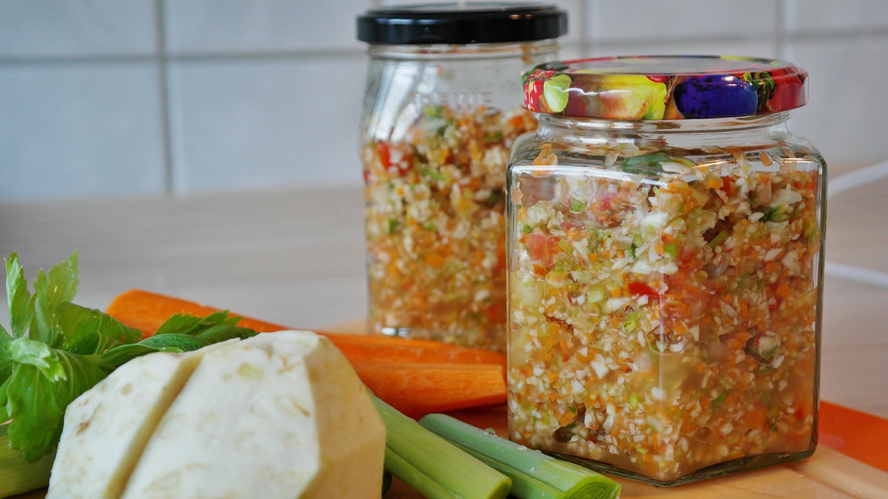 Scodella colorata con avanzi di cibo freschi, simbolo di creatività in cucina e riduzione degli sprechi.