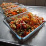 Insalata di legumi estiva con fagioli, ceci e verdure fresche in un piatto colorato.