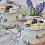Una ciotola di yogurt greco con frutta fresca, simbolo di uno spuntino serale salutare.