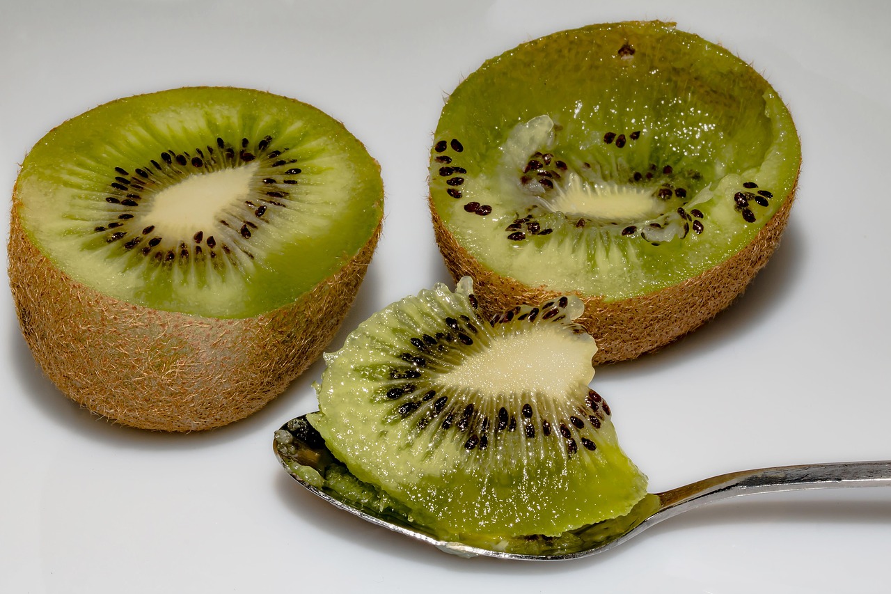 Un kiwi fresco su un tavolo, simbolo dei benefici del consumo serale per il corpo.