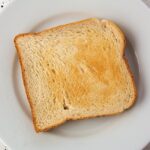 Fette biscottate con etichetta di marca controversa in un articolo sui loro effetti negativi sulla salute.