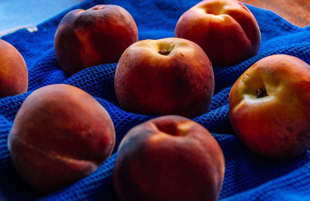 Pesche appena raccolte: come conservarle in frigo senza che anneriscano in 3 giorni