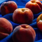 Pesche fresche raccolte, pronte per essere conservate in frigo senza annerire.