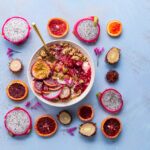 Cinque superfood colorati su un tavolo, simbolo di benessere e salute.