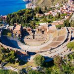 Vista panoramica di un teatro storico italiano, con spettatori in attesa dello spettacolo.