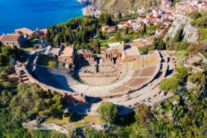 Vista panoramica di un teatro storico italiano, con spettatori in attesa dello spettacolo.