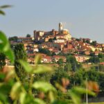 Panorama del suggestivo paese emiliano, con strade acciottolate e antiche abitazioni tipiche.