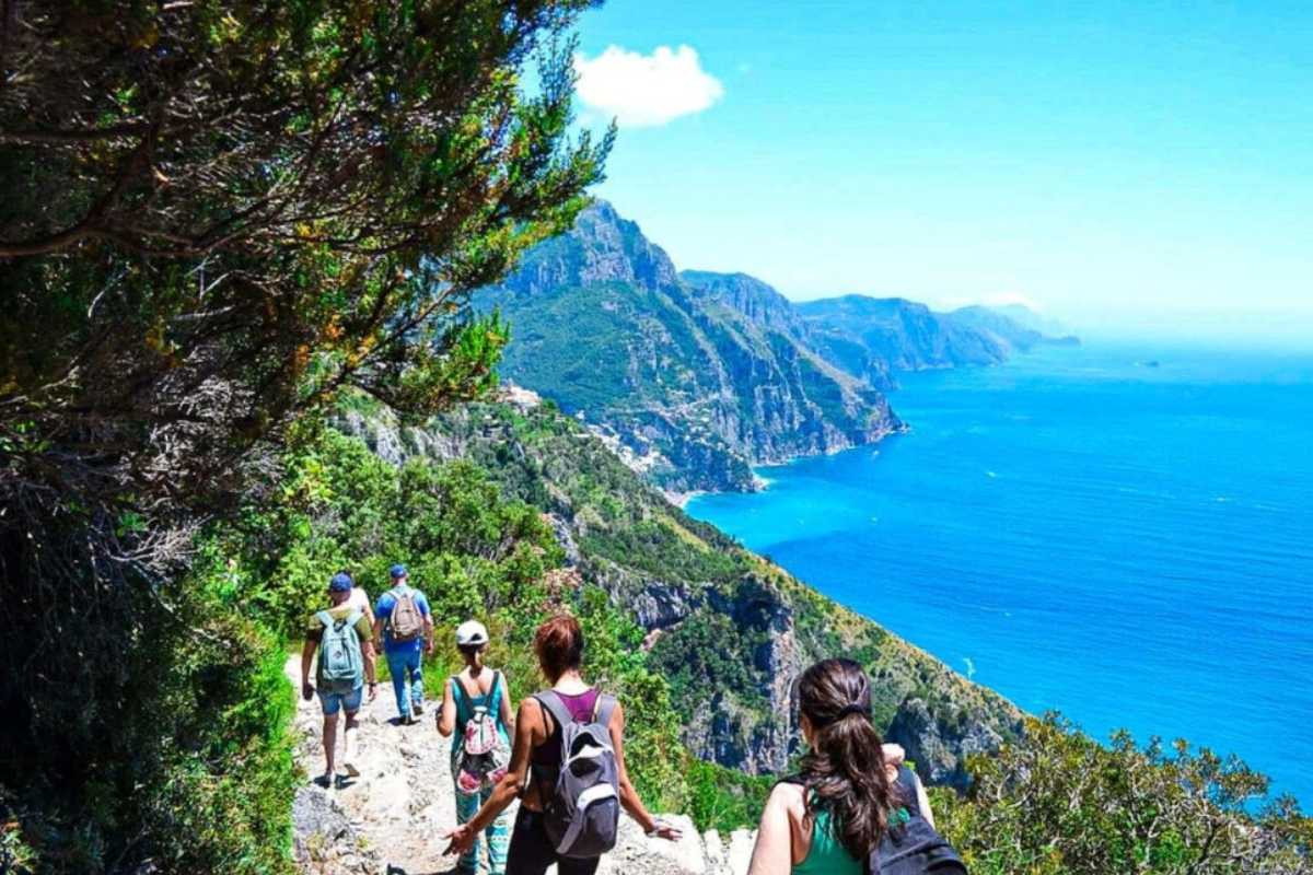 Sentiero blu delle Cinque Terre con vista panoramica sul mare e sentiero curato.
