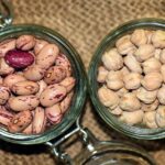 Un piatto di legumi colorati con verdure fresche, simbolo dei benefici per il colesterolo.