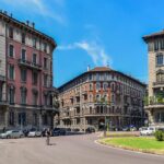 Panorama di un quartiere caratteristico di Milano, con strade tranquille e architettura storica.