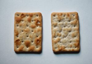 Immagine di diverse confezioni di crackers con etichette delle peggiori marche da evitare.