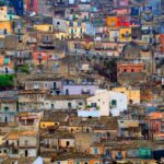 Panorama di un pittoresco paese siciliano, con stradine e architettura affascinante.