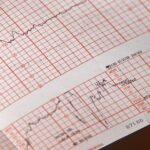 Un cuore che batte velocemente, simbolo di tachicardia improvvisa senza causa.